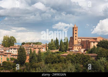 Vista panoramica di Santa Maria dei Servi, chiesa romanica cattolica del XIII secolo nello storico borgo collinare di Siena, Toscana, Ita Foto Stock