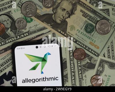 Baviera, Germania - dicembre 27. 2023: In questa foto, un logo Allegorithmic incorporato visualizzato su uno smartphone con gli Stati Uniti Foto Stock