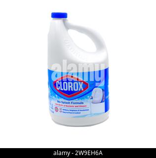 Ocala, Florida - 2 novembre 2023 contenitore Clorox bianco candeggina con etichetta blu brillante e tappo con contorno rosso isolato su sfondo bianco Foto Stock
