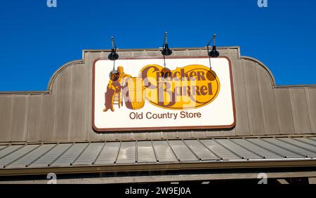 2 NOVEMBRE 2023 OCALA, FLORIDA, facciata esterna con logo per la catena di ristoranti Cracker Barrel Old Country and Gift Store. Giallo, marrone Foto Stock