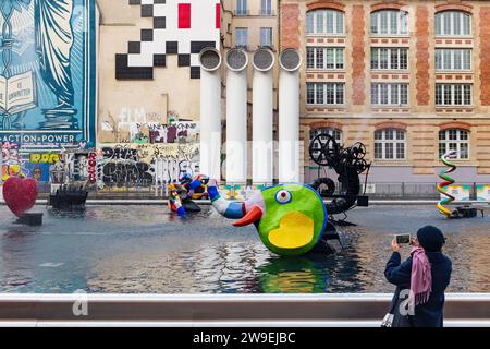 Parigi, Francia, 2023. Una signora che scatta foto delle colorate sculture in resina create da Niki de Saint Phalle per la Fontana di Stravinsky Foto Stock