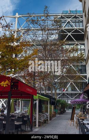 Parigi, Francia, 2023. I caffè e i ristoranti rue Brisemiche nel quartiere Saint-Merri, con il Centro Pompidou sullo sfondo (verticale) Foto Stock