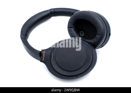 Cuffie Sony auricolari wireless cuffie a cancellazione del rumore cuffie intrauricolari o sovrauricolari connettività Bluetooth audio di alta qualità microfono integrato Co Foto Stock