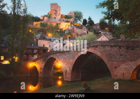 Il pittoresco e affascinante borgo medievale francese di Belcastel, Aveyron in una notte estiva nella regione delle Occitanie in Francia. Foto Stock