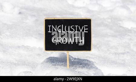 Simbolo di crescita inclusiva. Parole concettuali crescita inclusiva su una bellissima lavagna a gesso nero. Bellissimo sfondo bianco di neve. Business inclusive Growt Foto Stock