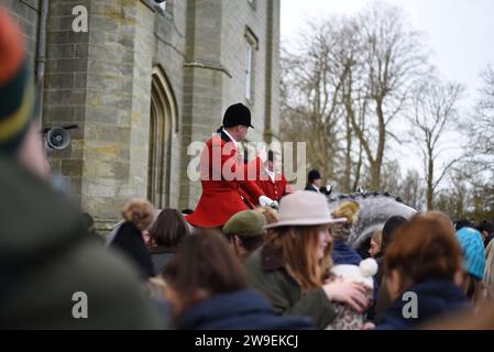 Incontro il giorno di Santo Stefano tra Old Surrey e Burstow e West Kent Hunt al castello di Chiddingstone 2023 Foto Stock