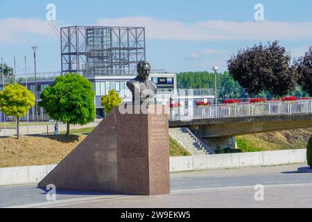 Vukovar, Croazia - 31 luglio 2022: Statua di Franjo Tudman eretta nel centro di Vukovar. Foto Stock
