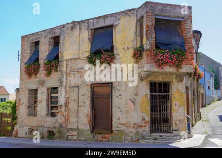 Vukovar, Croazia - 31 luglio 2022: Il Monumento della Fenice a Vukovar, Vukovar-Srijem Country, Slavonia, Croazia orientale. Danneggiate che seppellirono la guerra dei Balcani Foto Stock