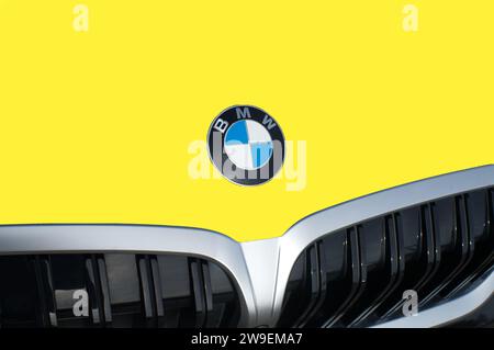 OCALA, FLORIDA - 2 NOVEMBRE 2023 emblema del logo BMW sulla parte anteriore gialla del cofano. Bavaria Motor Works è una multinazionale tedesca produttrice di veicoli di lusso Foto Stock