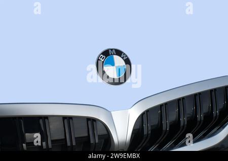 OCALA, FLORIDA - 2 NOVEMBRE 2023 emblema del logo BMW sulla parte anteriore del cofano dell'auto azzurro. Bavaria Motor Works multinazionale tedesca produttrice di veicoli di lusso Foto Stock
