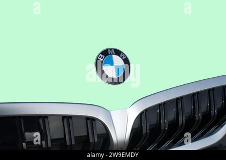 OCALA, FLORIDA - 2 NOVEMBRE 2023 emblema del logo BMW sul cofano auto verde lime. Bavaria Motor Works multinazionale tedesca produttrice di veicoli di lusso Foto Stock