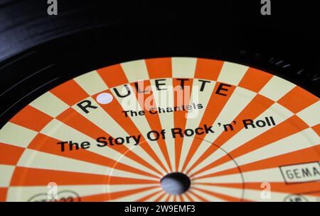 Viersen, Germania - 9 maggio. 2023: Closeup dell'etichetta discografica in vinile della Roulette Records Company degli anni '50 Foto Stock