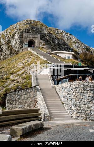 Scalini che conducono al Mausoleo di Njegos sulla cima del Jezerski Vrh, Parco Nazionale di Lovćen, Montenegro Foto Stock