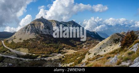 Vista panoramica dalla cima del Jezerski Vrh verso il monte Lovćen, il Parco Nazionale di Lovćen, Montenegro Foto Stock