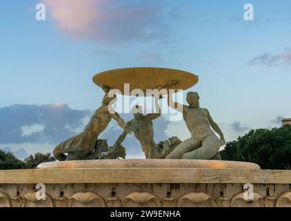 La Valletta, Malta - 23 dicembre 2023: Vista della Fontana del Tritone nel centro di la Valletta all'alba Foto Stock