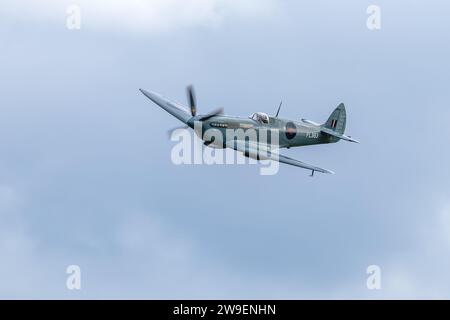 Supermarine Spitfire PRXI PL983 (G-PRXI) in volo allo Shuttleworth Race Day Airshow il 1° ottobre 2023. Foto Stock