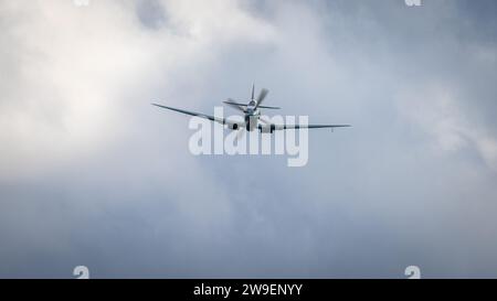 Supermarine Spitfire PRXI PL983 (G-PRXI) in volo allo Shuttleworth Race Day Airshow il 1° ottobre 2023. Foto Stock