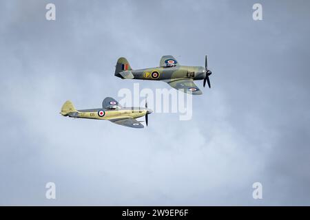 Hawker Fury Mk.II SR611 e Supermarine Seafire MkXVII SX336, in volo al Race Day Airshow tenutosi a Shuttleworth il 1° ottobre 2023. Foto Stock