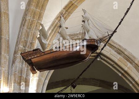 Laredo, Spagna. Barca e catene del ponte delle barche a Siviglia durante la riconquista dell'occupazione moresca, all'interno della chiesa di Santa Maria Assunta Foto Stock