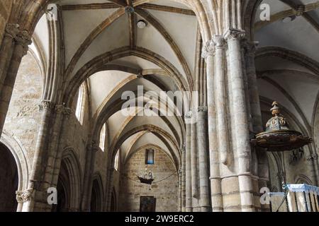 Laredo, Spagna. Barca e catene del ponte delle barche a Siviglia durante la riconquista dell'occupazione moresca, all'interno della chiesa di Santa Maria Assunta Foto Stock