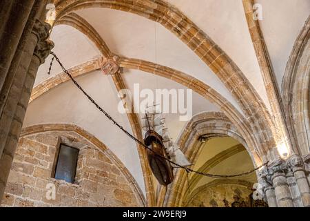 Laredo, Spagna. Barca e catene del ponte delle barche a Siviglia durante la riconquista dell'occupazione moresca, all'interno della chiesa di Santa Maria Assunta Foto Stock