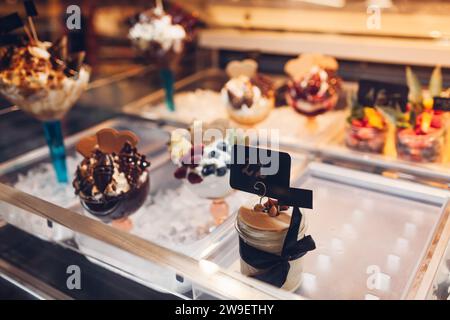 Assortimento di dessert in vetrina caffetteria. Varietà di torte, tiramisù, torte, con gusti diversi e frutta in negozio. Pasticceria e panetteria del ristorante Foto Stock
