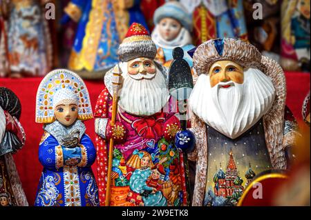 Prima della stagione natalizia, le statuette di Father Frost (Russian Ded Moroz) e Snow Maiden (Segurochka) vengono esposte nella vetrina del negozio. Tradizionale inverno stagionale de Foto Stock