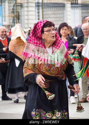 Sfilata di costumi e maschere tradizionali dell'Iberia di fronte al Palazzo reale. Costume di Maragato e danza con castaneti. Foto Stock