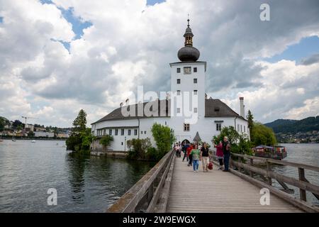 Vienna, Austria - 17 giugno 2023: Castello di Orth sul lago Traunsee a Gmunden Foto Stock