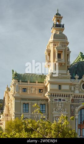 Monaco, Monte-Carlo, 21 ottobre 2022: Torre del Casinò Monte-Carlo al tramonto, vita ricca, famoso punto di riferimento, pini, cielo blu Foto Stock