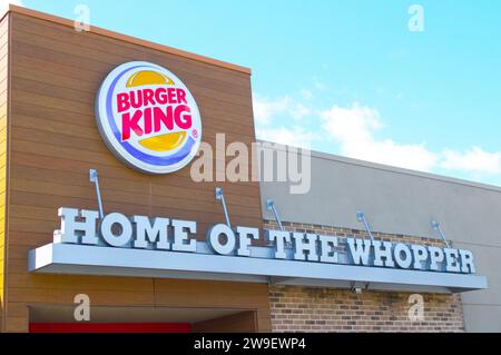 OCALA, FLORIDA USA - 14 OTTOBRE 2023 Burger King, sede del logo Wopper, sfondo blu cielo con nuvole bianche. La seconda catena di fast food più famosa i Foto Stock