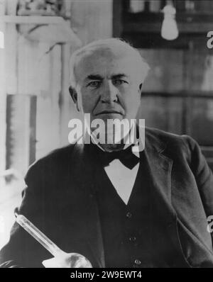 Thomas Edison in laboratorio con lampadine "Edison Effect". Anno: 1919. Località: West Orange, New Jersey. Foto Stock