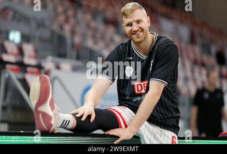 Bamberg, Deutschland. 27 dicembre 2023. Bild: Max Ugrai (cesti di Wuerzburg, 6). 27.12.2023, pallacanestro, BBL, Bamberg Baskets - Wuerzburg Baskets, GER, Wuerzburg, tectake Arena. Credito: dpa/Alamy Live News Foto Stock