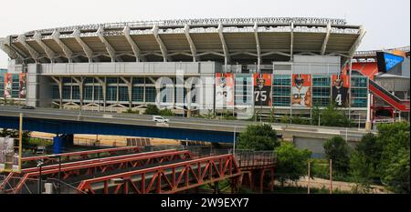 Cleveland, Ohio, USA - 2 agosto 2023: Vista di uno stadio dall'altra parte della strada, stazione ferroviaria di Cleveland. Foto Stock