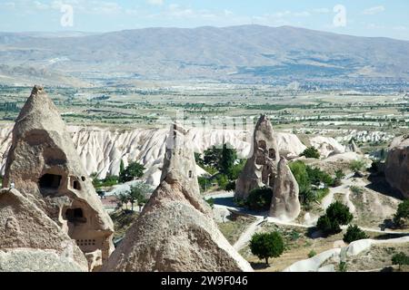 La vista aerea di Uchisar ha eroso rocce con grotte e una valle sullo sfondo (Cappadocia, Turchia). Foto Stock