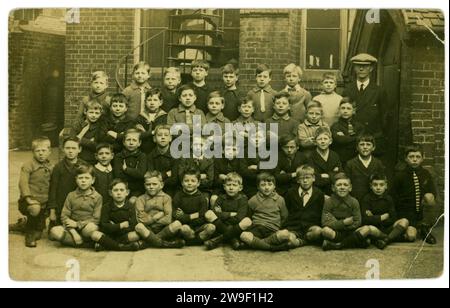 Cartolina originale degli anni '1920 di scolari di ragazzi di scuola elementare in età adulta, (classe Standard 11 Boys) alla scuola di St Paul, Fisherton, Salisbury, Regno Unito datata 1924. Foto Stock