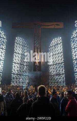 Aparecida, San Paolo, Brasile - 6 agosto 2017: Pellegrini a piedi nella Cappella delle candele della Basilica di nostra Signora di Aparecida Foto Stock