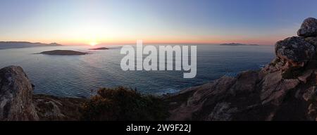 Vista panoramica dal punto panoramico di Monteferro delle Isole Cies, Estelas e Baiona al tramonto. Nigran - Spagna Foto Stock