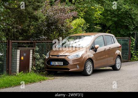 SENOV, REPUBBLICA CECA - 4 AGOSTO 2023: Veicolo Ford B-Max MPV di colore marrone e cerchi in lega Foto Stock