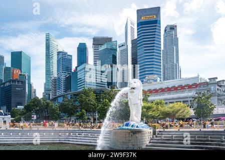 Un gruppo di persone che si divertono in una piacevole gita in barca in una giornata di sole in un evento speciale: Merlion Park e CBD Urban Architecture, Marina Bay, Singapore Foto Stock