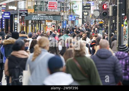 Londra, Regno Unito. 26 dicembre 2023. Gli acquirenti camminano lungo Oxford Street di Londra all'inizio delle vendite del giorno di Santo Stefano. (Immagine di credito: © Steve Taylor/SOPA Images via ZUMA Press Wire) SOLO USO EDITORIALE! Non per USO commerciale! Foto Stock