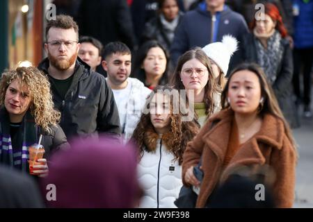 Londra, Regno Unito. 26 dicembre 2023. Gli acquirenti camminano lungo Oxford Street di Londra all'inizio delle vendite del giorno di Santo Stefano. (Immagine di credito: © Steve Taylor/SOPA Images via ZUMA Press Wire) SOLO USO EDITORIALE! Non per USO commerciale! Foto Stock