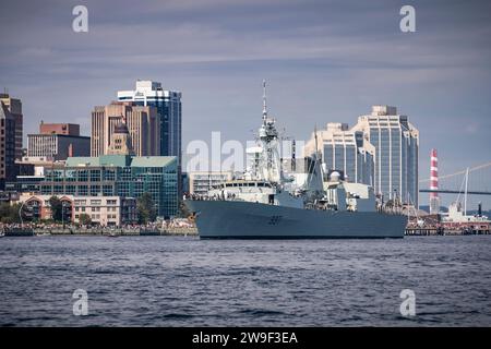 L'HMCS Fredericton naviga oltre il lungomare di Halifax durante la prima Halifax International Fleet Week. Foto Stock