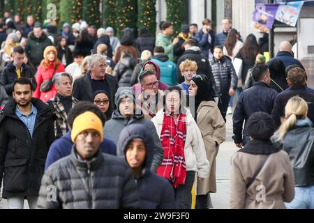 Londra, Regno Unito. 26 dicembre 2023. Gli acquirenti camminano lungo Oxford Street di Londra all'inizio delle vendite del giorno di Santo Stefano. (Immagine di credito: © Steve Taylor/SOPA Images via ZUMA Press Wire) SOLO USO EDITORIALE! Non per USO commerciale! Foto Stock