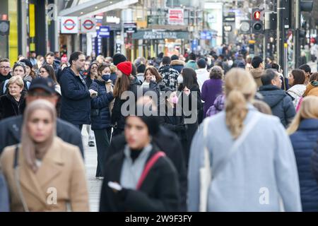 Londra, Regno Unito. 26 dicembre 2023. Gli acquirenti camminano lungo Oxford Street di Londra all'inizio delle vendite del giorno di Santo Stefano. (Immagine di credito: © Steve Taylor/SOPA Images via ZUMA Press Wire) SOLO USO EDITORIALE! Non per USO commerciale! Foto Stock