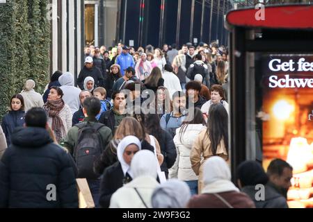 Londra, Regno Unito. 26 dicembre 2023. Gli acquirenti camminano lungo Oxford Street di Londra all'inizio delle vendite del giorno di Santo Stefano. (Immagine di credito: © Steve Taylor/SOPA Images via ZUMA Press Wire) SOLO USO EDITORIALE! Non per USO commerciale! Foto Stock