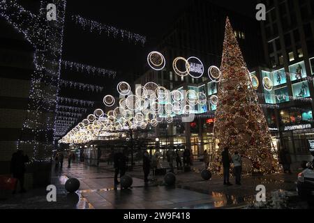 Non esclusiva: DNIPRO, UCRAINA - 25 DICEMBRE 2023 - Kelnskyi Boulevard è visibile a Natale, Dnipro, Ucraina orientale Foto Stock