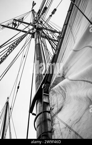 Gli alberi e il sartiame della replica della goletta da pesca di Grand Banks Bluenose II che naviga da Lunenburg, nuova Scozia, Canada. Foto Stock