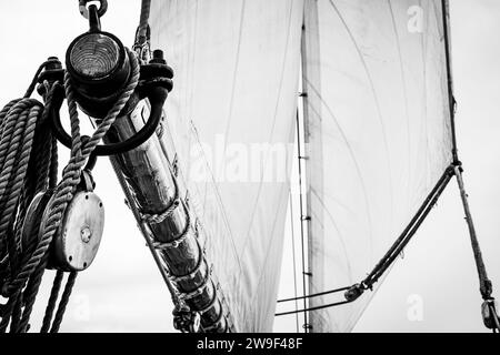Gli alberi e il sartiame della replica della goletta da pesca di Grand Banks Bluenose II che naviga da Lunenburg, nuova Scozia, Canada. Foto Stock