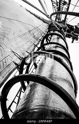 Gli alberi e il sartiame della replica della goletta da pesca di Grand Banks Bluenose II che naviga da Lunenburg, nuova Scozia, Canada. Foto Stock